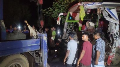 ময়মনসিংহের ত্রিশালে দাঁড়িয়ে থাকা ট্রাকে বাসের ধাক্কায় পাঁচ জন নিহত হয়েছেন
