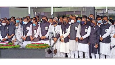 ওবায়দুল কাদেরের নেতৃত্বে আওয়ামী লীগ নেতারা বঙ্গবন্ধুর প্রতিকৃতিতে ফুল দিচ্ছেন