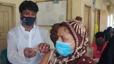 এবার নারীকে টিকা পুশ করে সমালোচনার মুখে চেয়ারম্যান