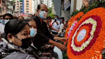 বঙ্গবন্ধু পরিবারের শহীদ সদস্যদের প্রতি মেয়র আতিকুল ইসলামের শ্রদ্ধা নিবেদন