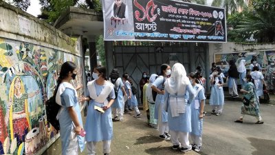 এসএসসি পরিক্ষার্থীরা শনিবার অ্যাসাইনমেন্ট জমা দিতে শিক্ষাপ্রতিষ্ঠানে ভিড় করে। ছবিটি ভিকারুননিসা নূন স্কুল অ্যান্ড কলেজ থেকে তোলা।