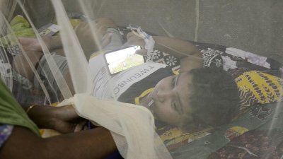 করোনাভাইরাস সংক্রমণের মধ্যে দেশে ডেঙ্গু আক্রান্তের সংখ্যা বাড়ছে উদ্বেগজনক হারে। ঢাকা শিশু হাসপাতাল থেকে তোলা।