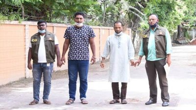 ডিবির হেফাজতে জানিবুল ইসলাম জোসি (জিন্স ও টিশার্ট পরা) এবং তার সহযোগী বাসির আলী (পাঞ্জাবি পরা)
