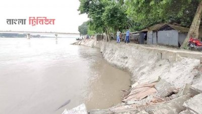 নদীর পাড়ে তীব্র ভাঙন দেখা দিয়েছে
