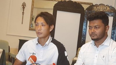 জাপানি ফুটবলার ইউসেকো কাতো (বায়ে)