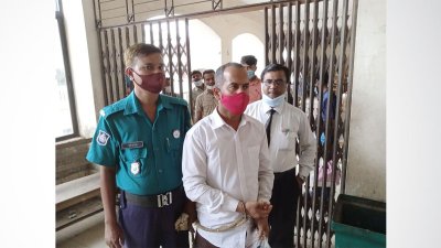 আদালতে পুলিশ প্রহরায় বিজয় কৃষ্ণ তালুকদার