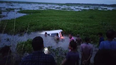 জকিগঞ্জে মাইক্রোবাস নিয়ন্ত্রণ হারিয়ে সড়কের পাশে খাদে পড়ে তিন জন নিহত