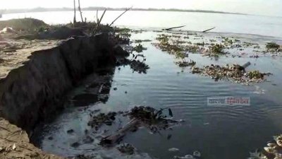 নদীভাঙনে ফসলি জমি ও বাড়ি-ঘর নদীগর্ভে বিলীন হয়ে যাচ্ছে