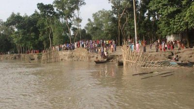তীব্র ভাঙনে শত শত পরিবার বসতবাড়ি হারিয়ে এখন ভূমিহীন