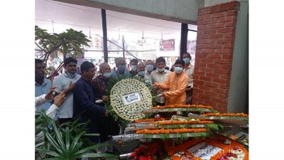 ২১ আগস্ট স্মরণে নির্মিত বেদিতে শ্রদ্ধা