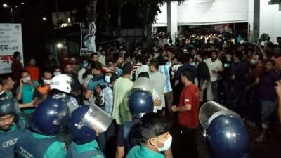 সদর উপজেলা পরিষদের নির্বাহী কর্মকর্তার বাসভবনে হামলার পর পুলিশ অভিযান চালায়