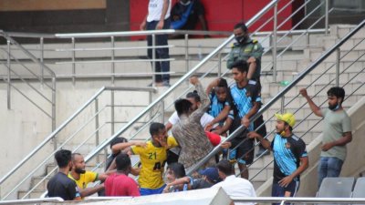 শেখ জামাল ফুটবলারদের সঙ্গে ব্রাদার্স সমর্থকদের মারামারি