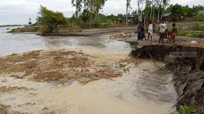 যমুনায় পানি বাড়ার পাশাপাশি তীব্র হয়েছে ভাঙন