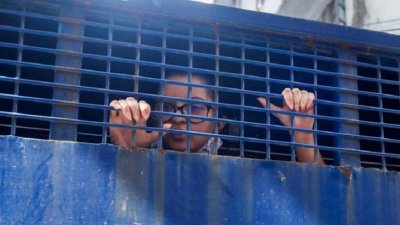 প্রিজন ভ্যানে পরীমণি