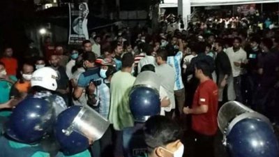 বরিশালে পুলিশের সঙ্গে সংঘর্ষ ও ইউএনওর বাসভবনে হামলা (ছবি সংগৃহীত)