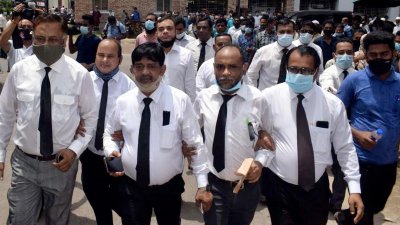 মামলার বাদী রফিকুল ‍ইসলাম খোকনসহ ‍আইনজীবীরা