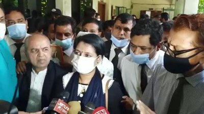 সাংবাদিকদের সঙ্গে কথা বলছেন মামলার বাদী ও নিহত মেজর সিনহার বড় বোন শারমিন শাহরিয়া ফেরদৌস