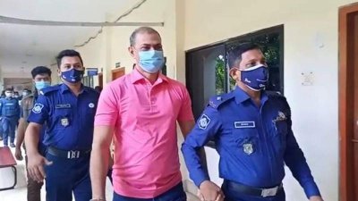 আদালত থেকে কারাগারে নেওয়া হচ্ছে বরখাস্তকৃত ওসি প্রদীপকে
