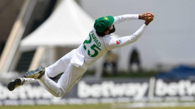 গালিতে অসাধারণ এক ক্যাচ নিয়েছেন ফাওয়াদ।