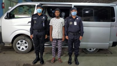হোসাইন আহমেদকে আটক করে র‍্যাব