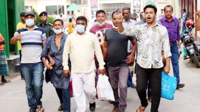 কারাগার থেকে বেরিয়ে মিছিল করতে করতে গন্তব্যে যান মুক্তিপ্রাপ্ত নেতারা
