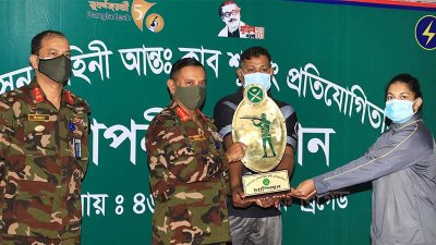 বিজয়ীদের হাতে পুরস্কার তুলে দেওয়া হচ্ছে