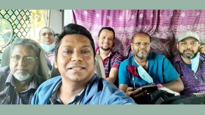 বিমানবন্দরের বাইরে অপেক্ষারত বাংলাদেশিদের কয়েকজন। ছবি: সংগৃহীত