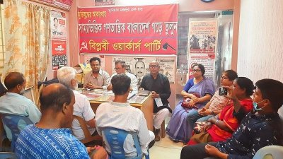 কেন্দ্রীয় কার্যালয়ে দলীয় নেতাদের সঙ্গে সাইফুল হক
