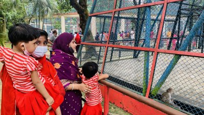 চিড়িয়াখানায় শিশুদের নিয়ে অভিভাবকরা