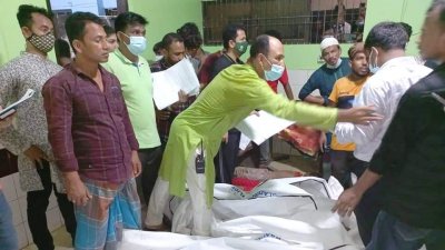 নৌ দুর্ঘটনায় নিহতদের লাশ শনাক্ত করা হচ্ছে