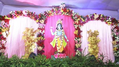 জন্মাষ্টমী উপলক্ষে ঢাকেশ্বরী মন্দিরে স্থাপিত শ্রীকৃষ্ণের মূর্তি