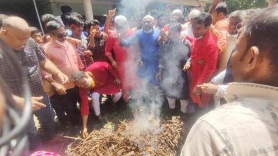 কুমিল্লার দাউদকান্দিতে খন্দকার মোশতাকের কুশপুত্তলিকা দাহ