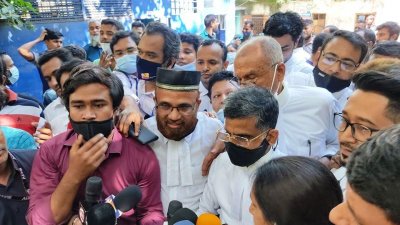 সাংবাদিকদের সঙ্গে কথা বলছেন পরীমণির আইনজীবী মুজিবুর রহমান