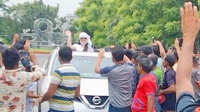 কারাগার থেকে বেরিয়ে উৎসুক জনতাকে শুভেচ্ছা জানান পরীমণি