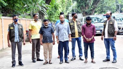 ডিবির হাতে গ্রেফতার তিন প্রতারক