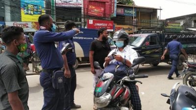 যারা কাগজপত্র দেখাতে পারছে না তাদের মোটরসাইকেল আটকে দেওয়া হচ্ছে