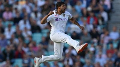শেষ বিকালে কোহলির মুখে হাসি ফোটান উমেশ।