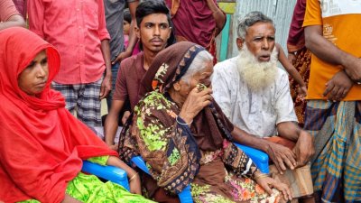 সন্তানদের কাছে পেয়ে কেঁদেছেন আমেনা