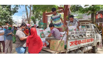সাশ্রয়ী মূল্যে পণ্য কেনার জন্যে সাধারণ মানুষের ভিড়