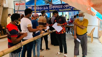 টিকাকেন্দ্রগুলোতে ভিড় বাড়ছে।