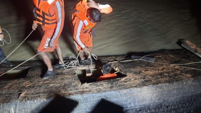 রাতভর চলে উদ্ধার অভিযান