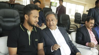 বিসিবি সভাপতির সঙ্গে সাকিব, ফাইল ছবি।