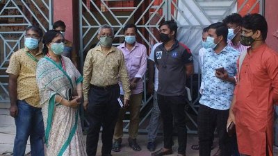 পরিষ্কার পরিচ্ছন্নতা কার্যক্রমের পর শিক্ষক-কর্মচারীরা