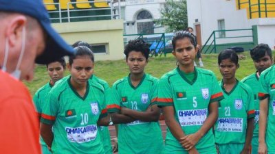 অনুশীলনে ঘাম ঝরাচ্ছে মেয়েরা।