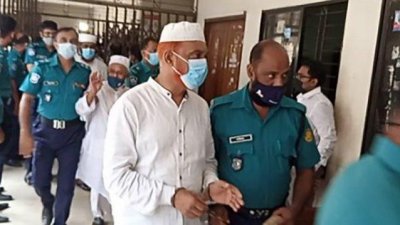 সন্ত্রাসবিরোধী আইনে দায়ের করা মামলায় এক আসামিকে আদালতে নেওয়া হচ্ছে। ফাইল ছবি।