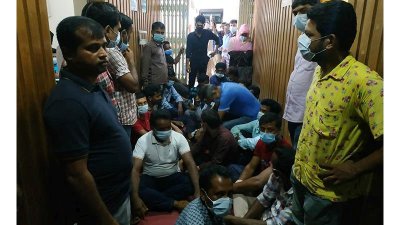 উপাচার্য অফিসের সামনে কর্মসূচি