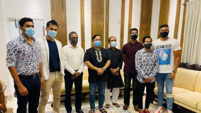 চুক্তি স্বাক্ষরের সময় উপস্থিত ছিলেন মুশফিক, সৌম্য, তাসকিন ও মাহমুদউল্লাহ।