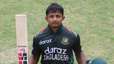 সেঞ্চুরি পেয়েছেন আইচ মোল্লা