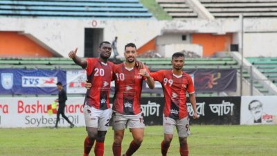 এলিটা কিংসলে (বাঁয়ে) করেছেন জোড়া গোল, রবিনিয়োর (মাঝে) লক্ষ্যভেদ একটি