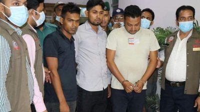 গ্রেফতার করা হয়েছে সোহাগ পরিবহনের বাসচালকসহ তিন স্টাফকে।